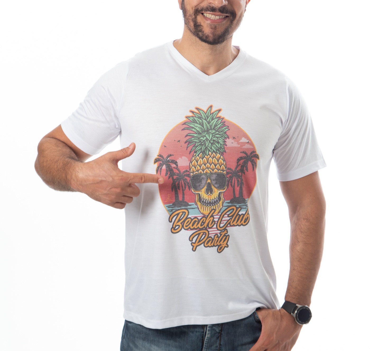 Camiseta gola V estampada produzida pela Need You Now