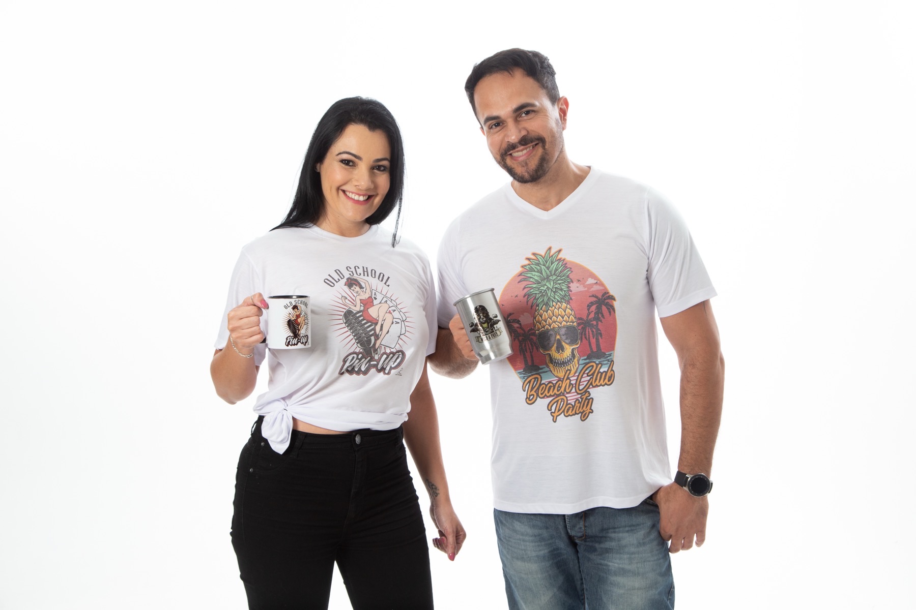 Camisetas e caneca produzidas pela Need You Now
